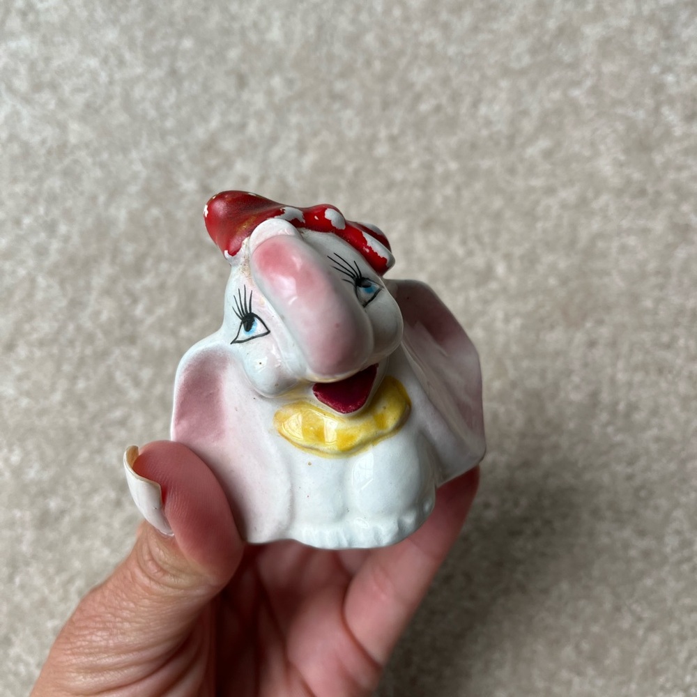 Pair of Vintage Kitschy Ceramic Elephant Salt and Pepper Holders - Picture 7 of 8